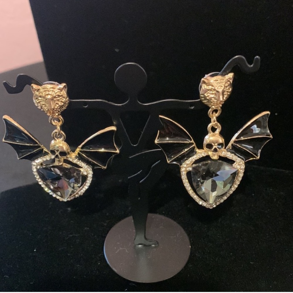 1039. 🎃 Elegant Bat Rhinestone Dangle Earrings